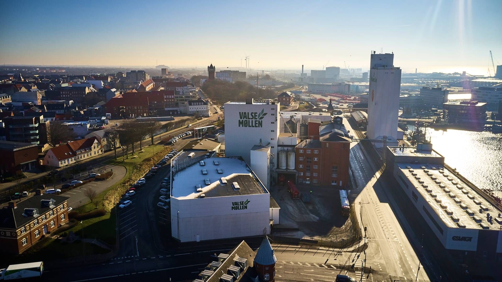 Valsemøllen blev grundlagt i 1899 på havnen i Esbjerg, hvor selskabet den dag i dag stadig ligger. Derudover har selskabet også møller i Svendborg og Køge. | Foto: Pr/valsemøllen