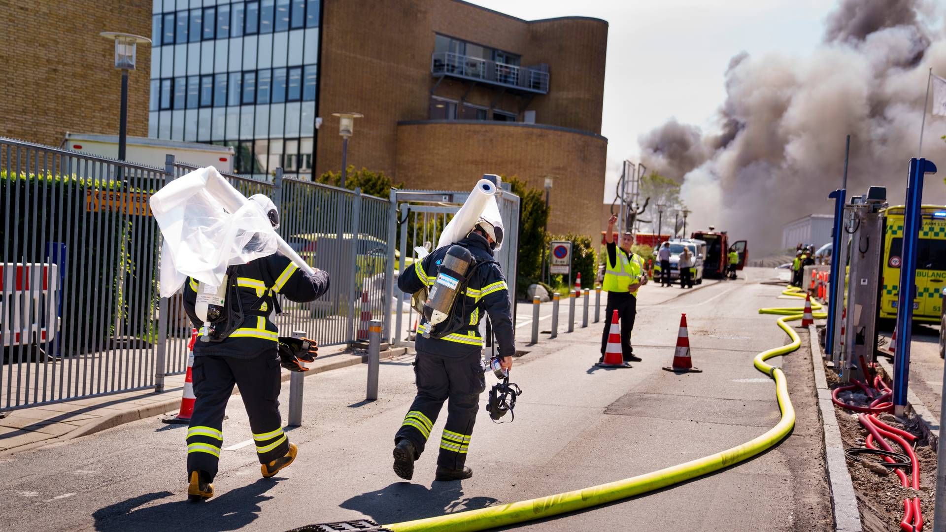 Noget af bygningen, der er brand i hos Novo Nordisk, er måske reddet - måske ikke. | Foto: Liselotte Sabroe