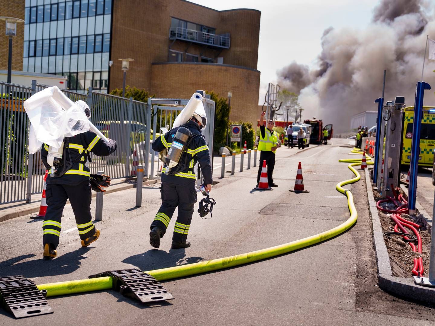 Noget af bygningen, der er brand i hos Novo Nordisk, er måske reddet - måske ikke. | Foto: Liselotte Sabroe