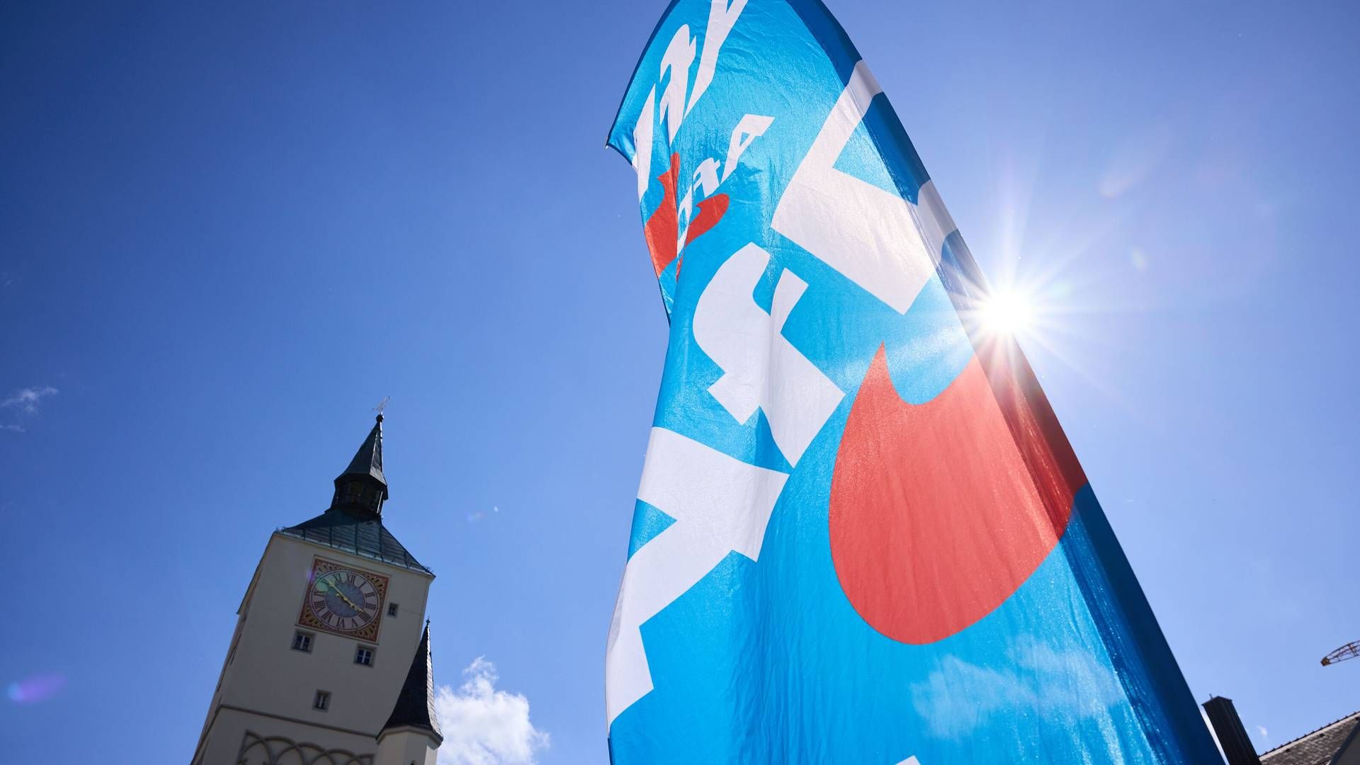 Eine AfD-Flagge am Stadtplatz in Deggendorf bei einer Veranstaltung anlässlich des Europawahlkampfes. | Foto: picture alliance/dpa | Tobias C. Köhler