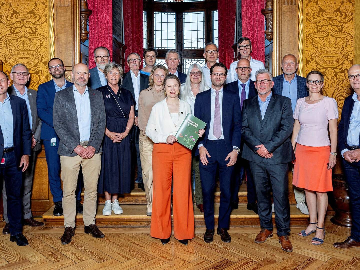 Parterne bag partnerskabsaftalen til underskrivelsen. I midten med den konkrete aftale i hænderne ses overborgmester Sophie Hæstorp Andersen. | Foto: PR / Claudia Dons