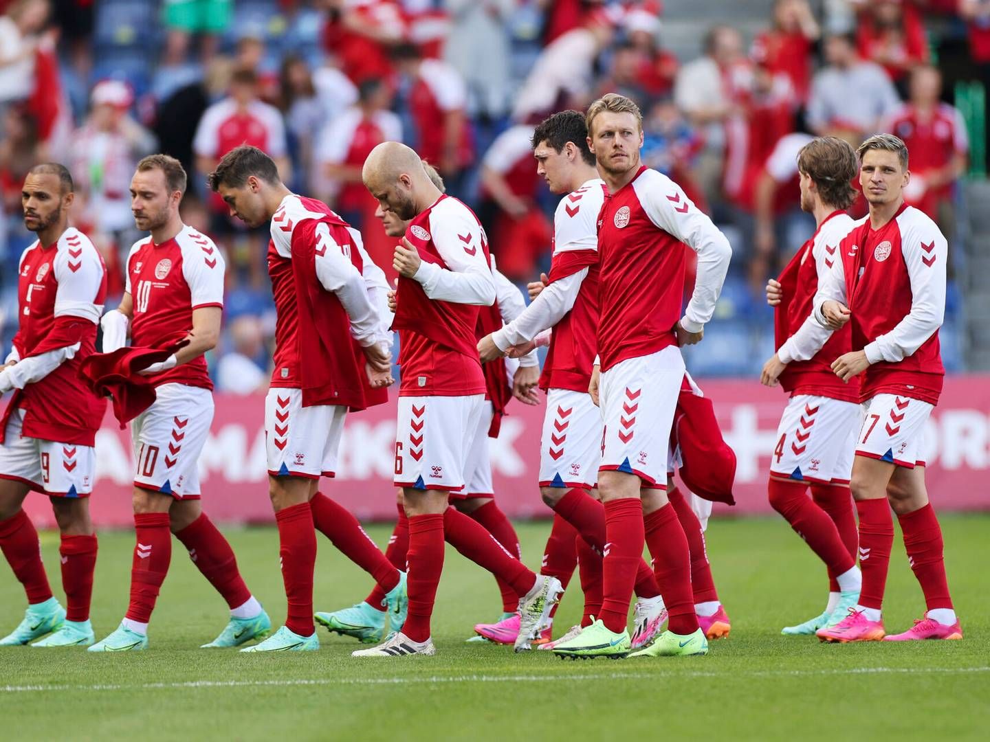 Hummels striber pryder det danske fodboldlandsholds dragter. Ved EM-slutrunden i 2021 var Hummel under pres fra falske webshops, der solgte kopiprodukter. | Foto: Gregers Tycho/Ritzau Scanpix