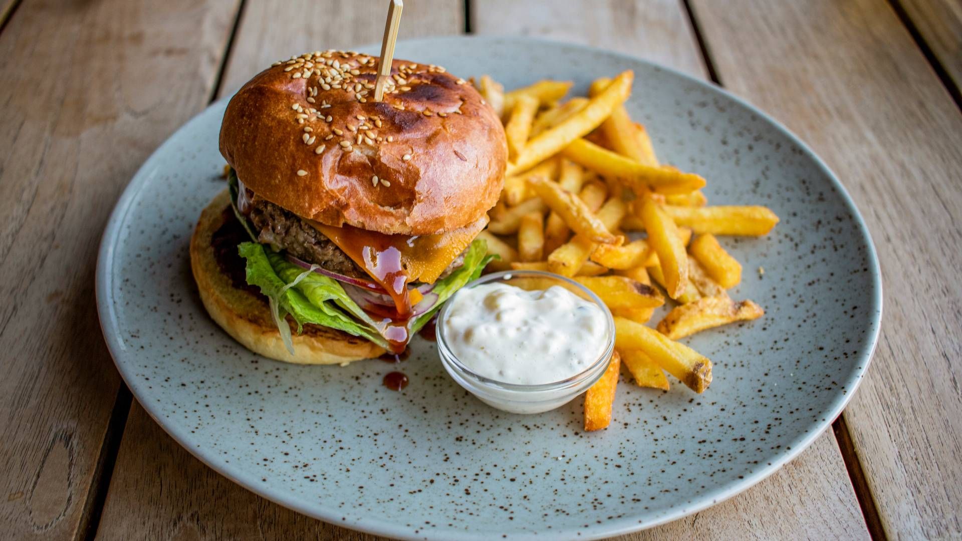 Det er bl.a. burgerbøffer, der skal drive væksten hos Danish Crown Beef. | Foto: Gregor Macak Martin/AP/Ritzau Scanpix