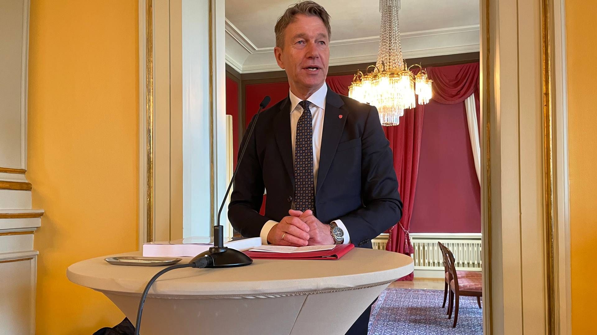 Energiminister Terje Aasland sier departementet nå jobber med den økonomiske rammen for et støtteprogram for flytende havvind. | Foto: Harald Amdal