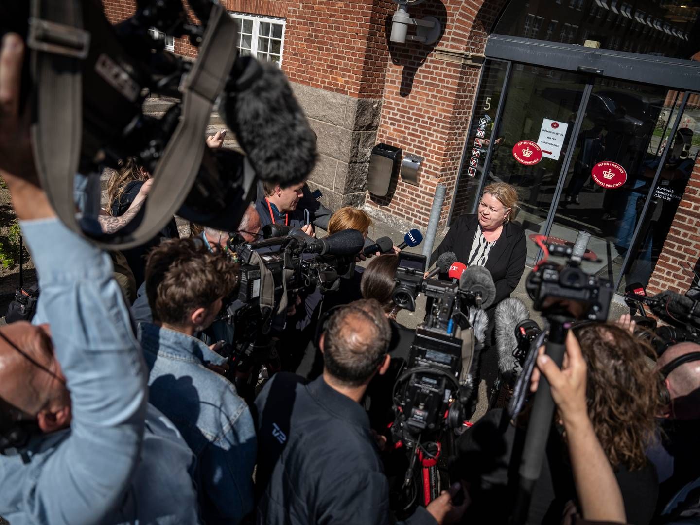Den verserende sag ved Retten i Næstved bliver dækket massivt af medierne. Her møder specialanklager Susanne Bluhm pressen efter retssagens første dag. | Photo: Mads Claus Rasmussen/Ritzau Scanpix