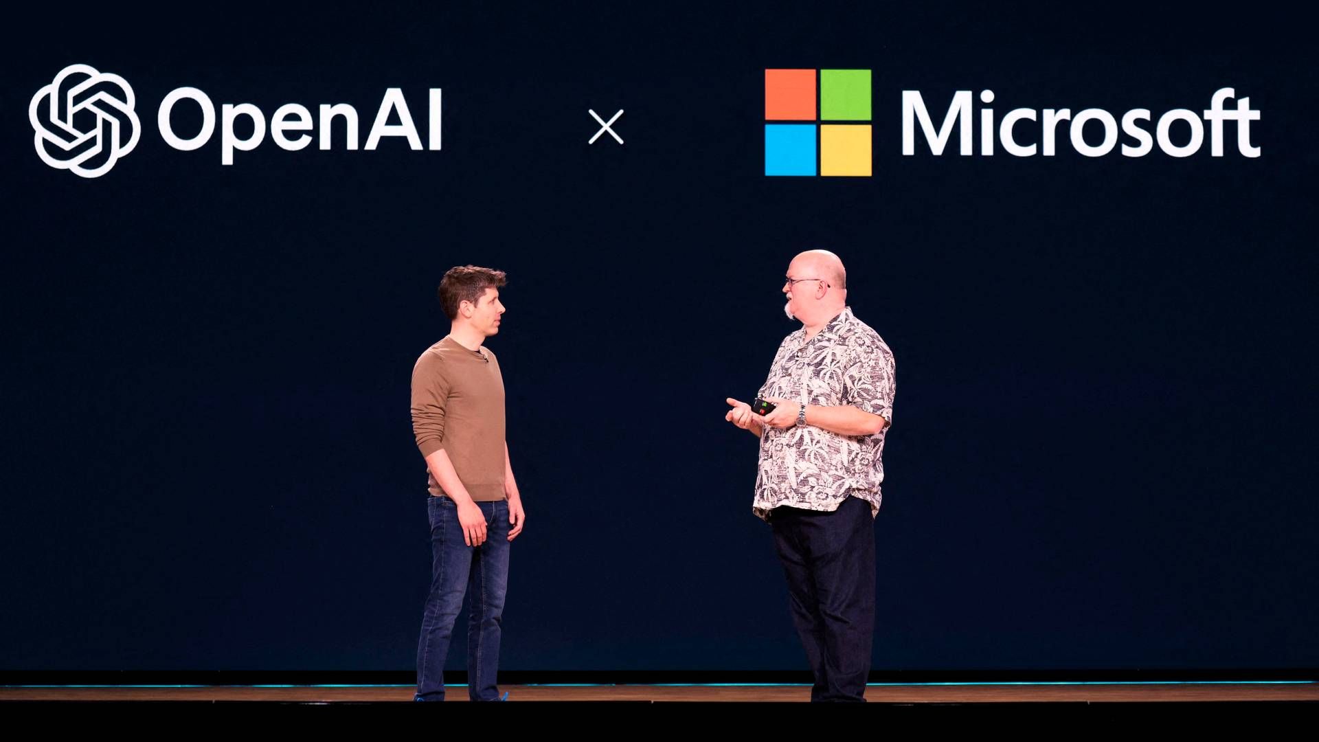 Microsoft er blandt de selskaber som danske medier har indgået en licensaftale med - Openai udestår stadig. På billedet topchef i sidstnævnte, Sam Altmann (tv), og teknologidirektør i Google Kevin Scott. | Foto: Jason Redmond