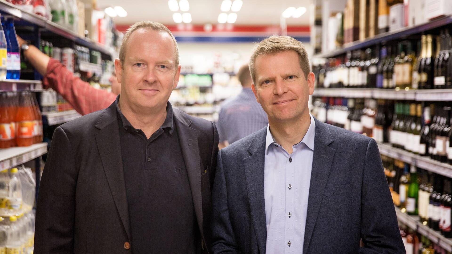 Jesper Bove-Nielsen (t.v.) stopper som adm. direktør for Vigo og siger dermed tak for nu til Rema 1000-topchef Henrik Burkal. | Foto: Benjamin Nørskov