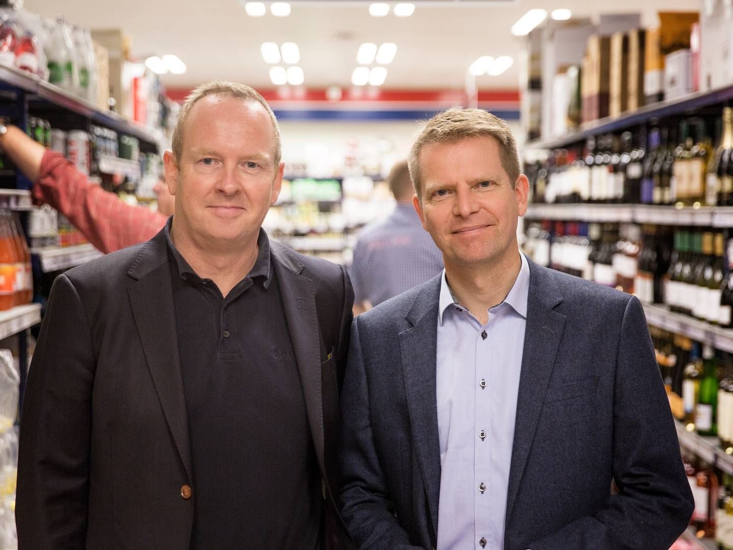 Jesper Bove-Nielsen (t.v.) stopper som adm. direktør for Vigo og siger dermed tak for nu til Rema 1000-topchef Henrik Burkal. | Foto: Benjamin Nørskov