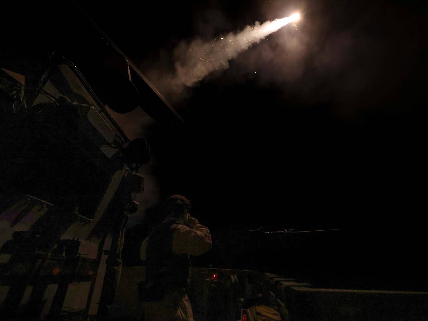 HMS Richmond, currently taking part in Operation Prosperity Guardian protecting merchant ships in the Red Sea from attacks by Houthi rebels, fires missiles to shoot down enemy Houthi drones heading towards the ship in the Red Sea, March 9, 2024. | Foto: Uk Ministry Of Defence/Reuters/Ritzau Scanpix