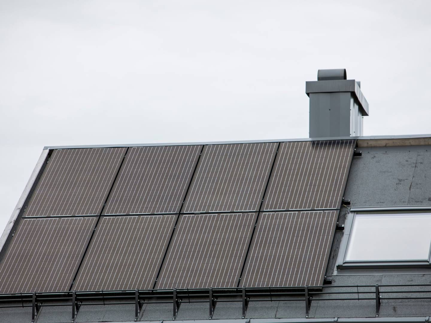 Det må bygges solkraft på 220.000 hustak innen 2030 for å nå solkraftmålet, mener NHO Elektro.