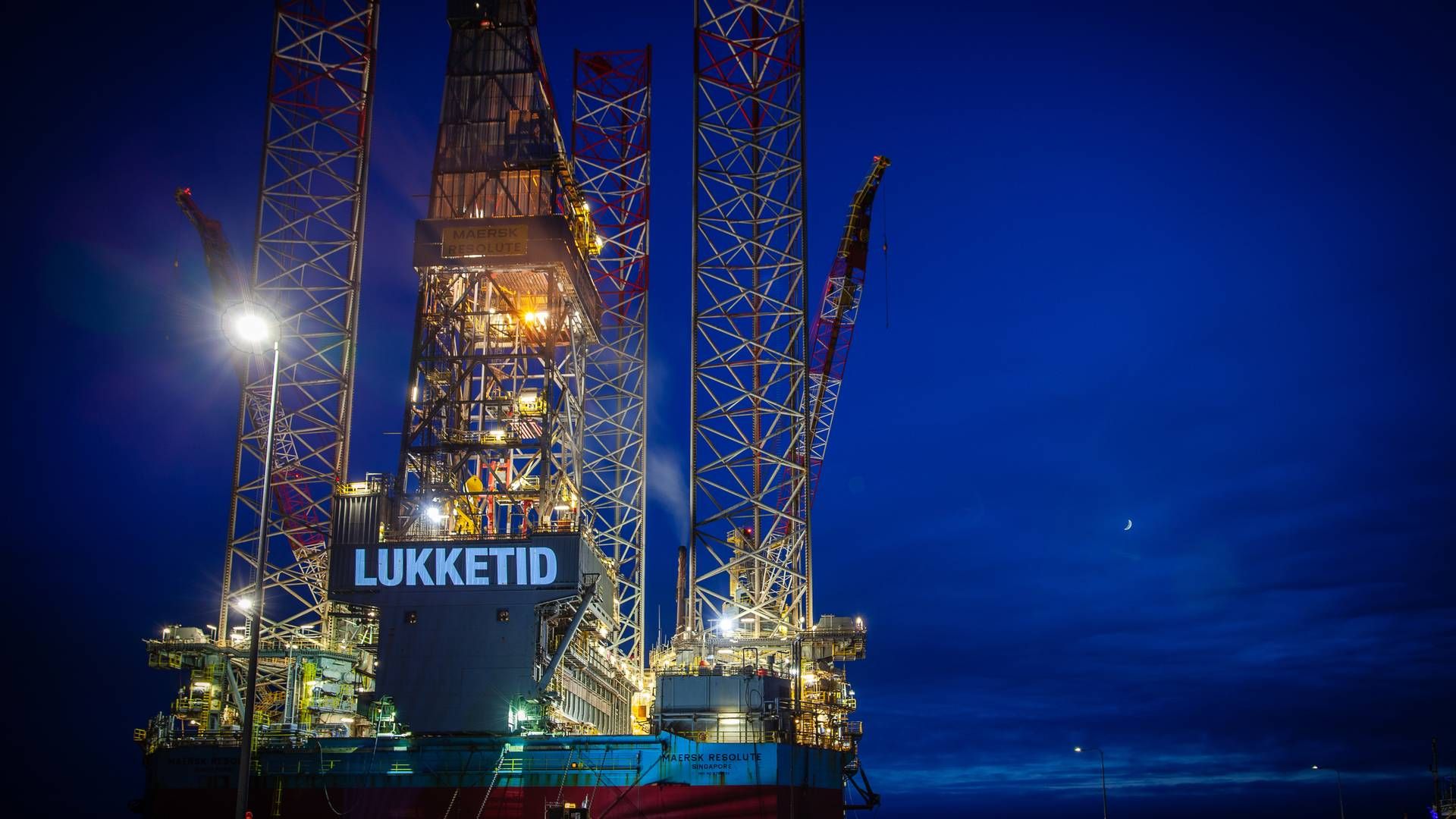 I 2020 lavede Greenpeace denne projektion af ordet "lukketid" på en boreplatform i Esbjerg Havn. Det skete i protest mod den 8. udbudsrunde i Nordsøen. Senere samme år indgik et bredt flertal i Folketinget Nordsøaftalen. | Foto: Michael Hedelain / Greenpeace