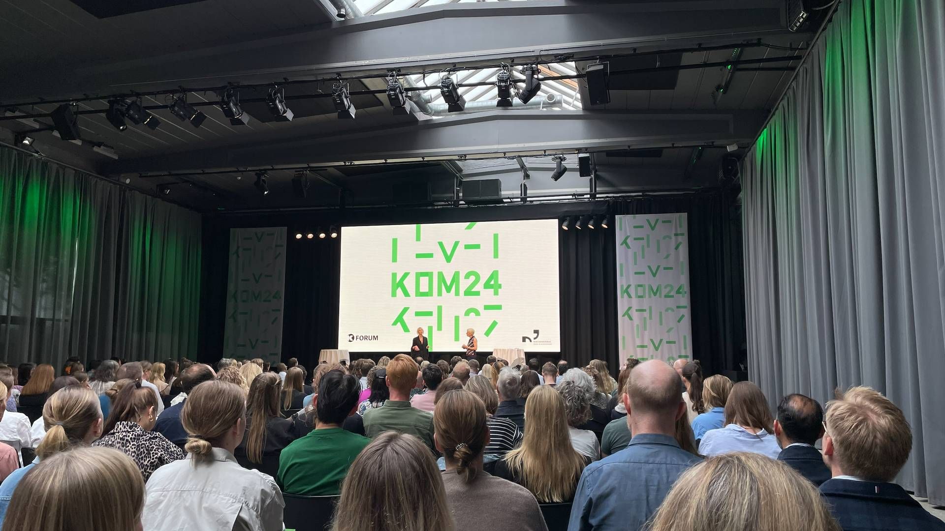Omkring 300 k-folk er samlet på The Plant, hvor årets KOM24 løber af stablen. | Foto: Nanna Elmstrøm