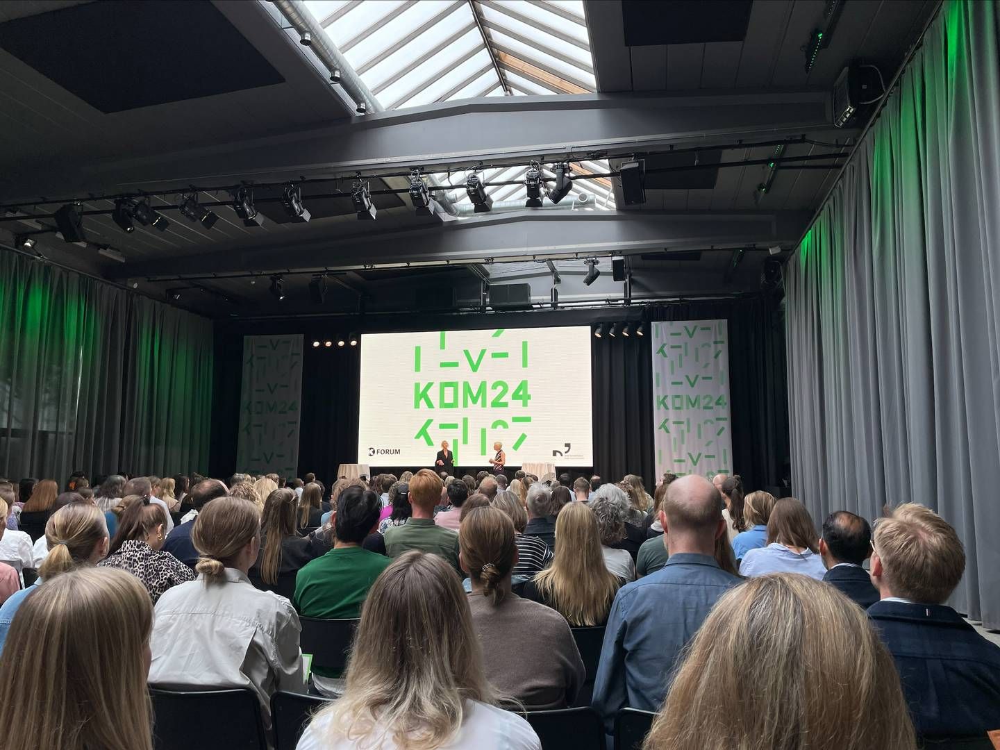 Omkring 300 k-folk er samlet på The Plant, hvor årets KOM24 løber af stablen. | Foto: Nanna Elmstrøm