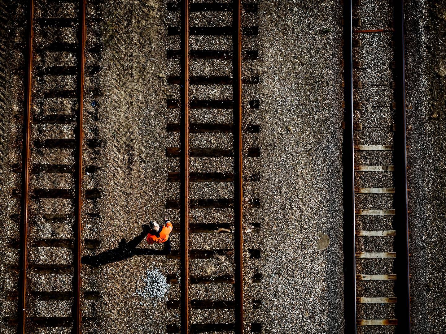 Mens eltog skal køre med strøm via køreledninger på hovedstrækningerne i Danmark, vil en række af de mindre strækninger i stedet blive udstyret med batteritog og ladestationer til disse. | Foto: Pedersen Mikkel Berg/Jyllands-Posten/Ritzau Scanpix