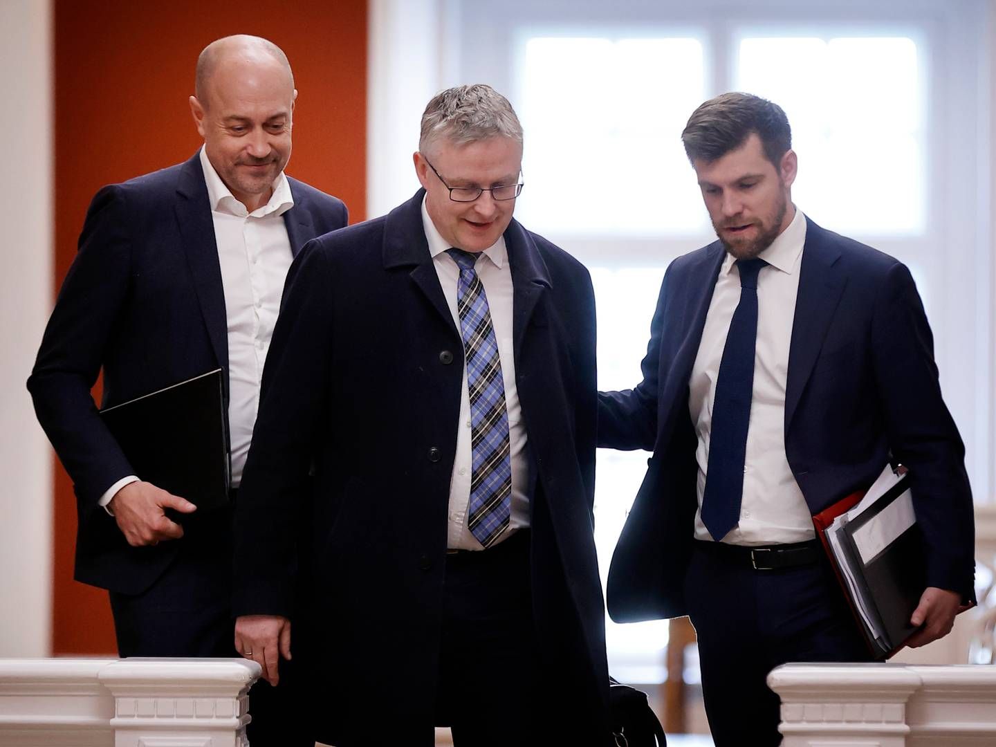 Landbrugsminister Jacob Jensen (V) (midt for) understreger torsdag eftermiddag, at regeringen fortsat arbejder efter at færdiggøre en grøn trepartsforhandling i juni. | Foto: Jens Dresling