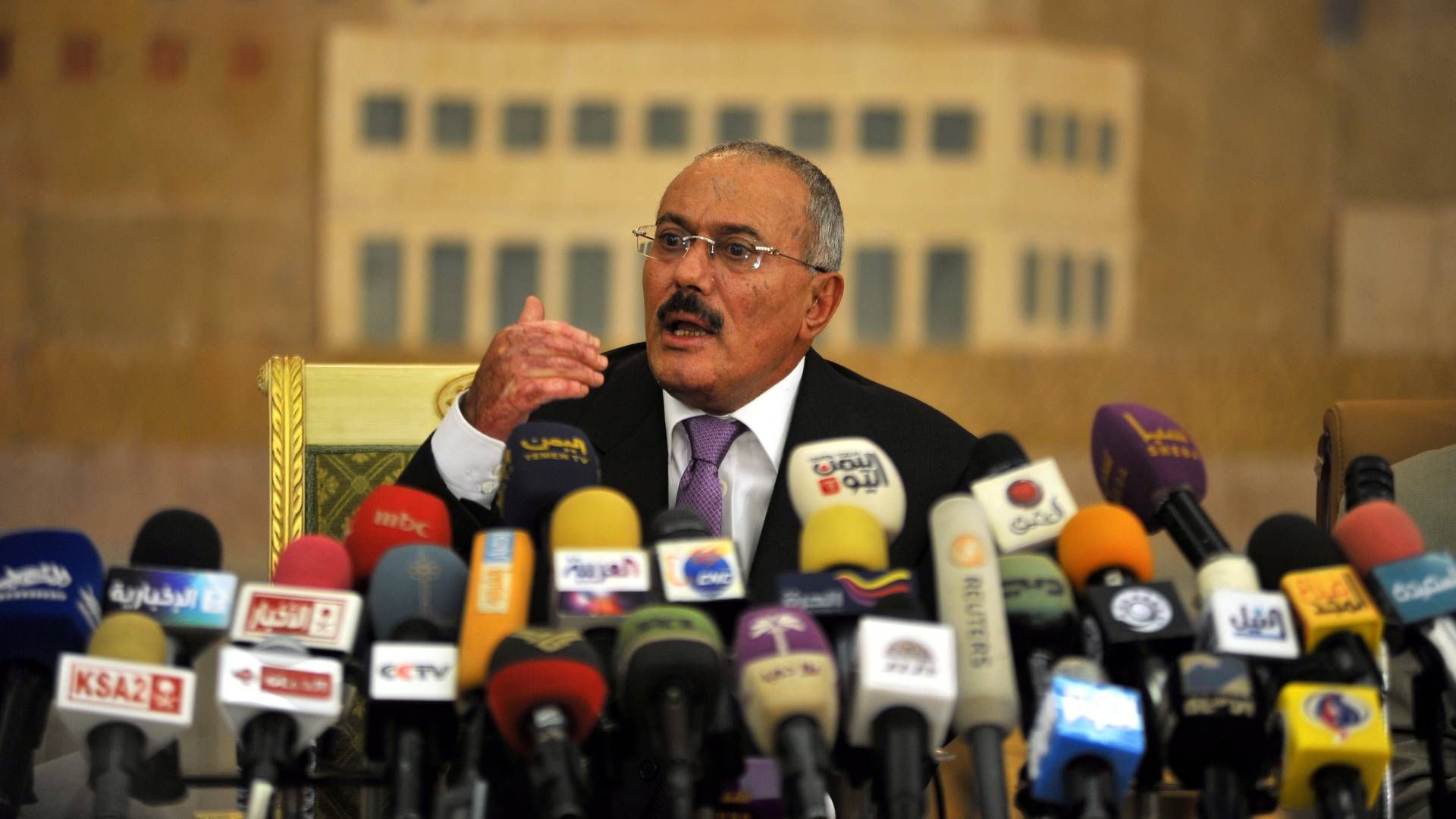 Die ältere Aufnahme zeigt den damaligen jemenitischen Präsidenten Ali Abdullah Saleh bei einer Pressekonferenz im Jahr 2011. | Foto: picture alliance / dpa | Yahya Arhab