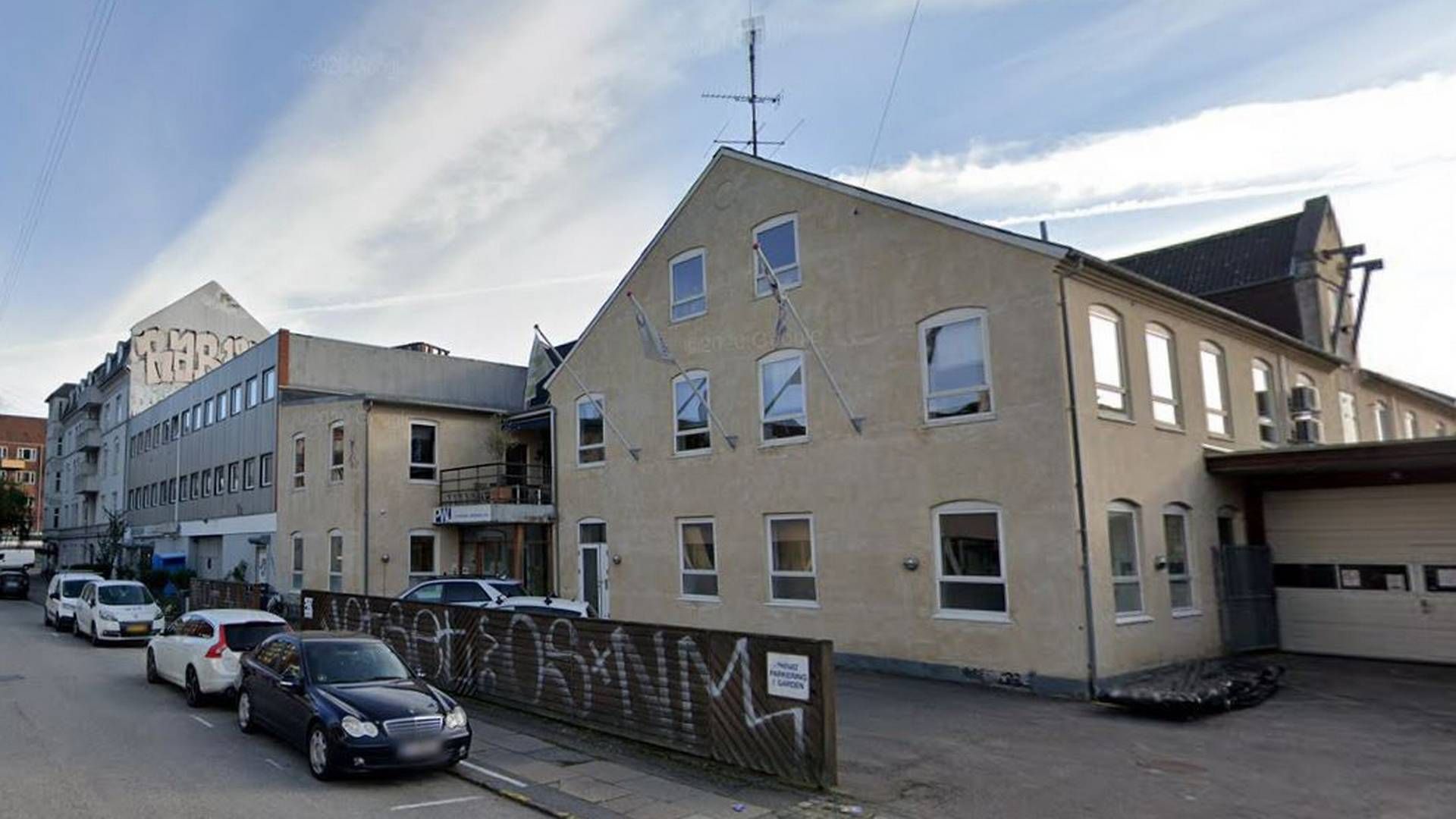 Oskar Group overtog ejendommen på Hejrevej i 2021 med ambitionen om at lave kontor, café og ungdomsboliger på adressen. Sådan skulle det ikke gå. | Foto: Google Street View