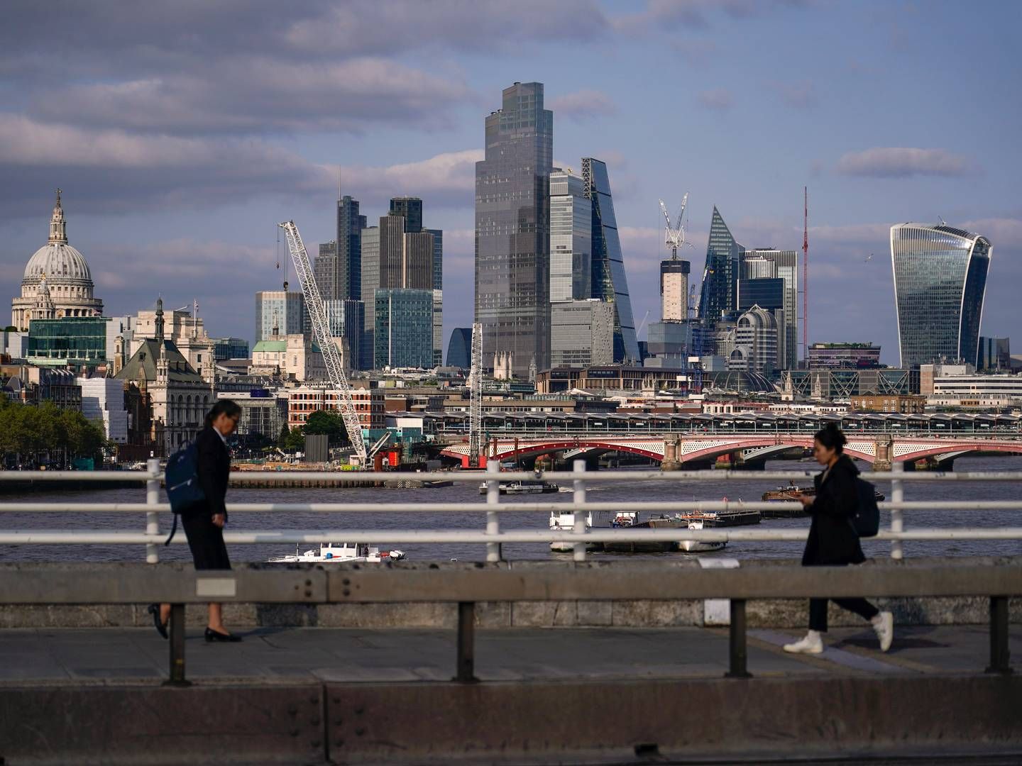 ØKER LØNNINGENE: I London øker de største britiske advokatfirmaene lønningene etter økt konkurranse. | Foto: AP Photo / Alberto Pezzali