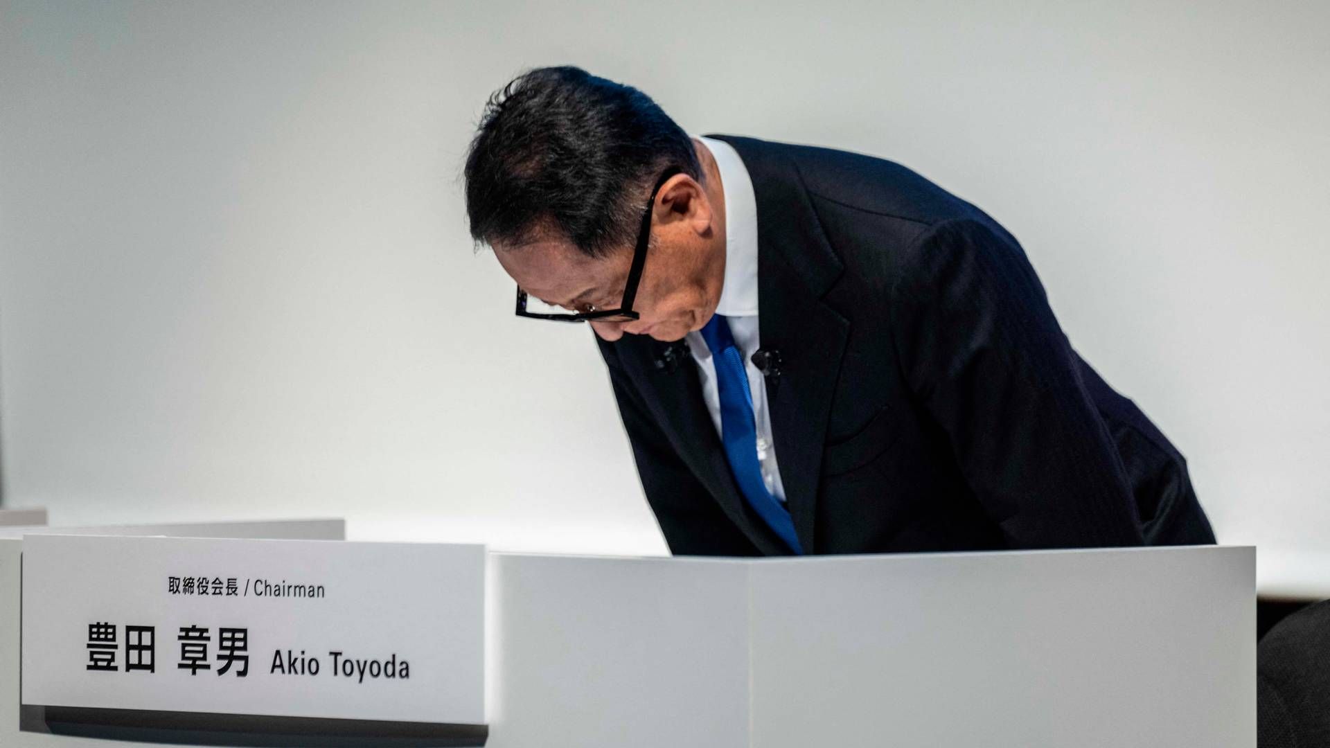 Akio Toyoda, bestyrelsesformand for Toyota, bukker dybt på pressekonferencen den 3. juni. Han undskyldte dybt for den nuværende skandale. | Foto: Yuichi Yamazaki/AFP/Ritzau Scanpix