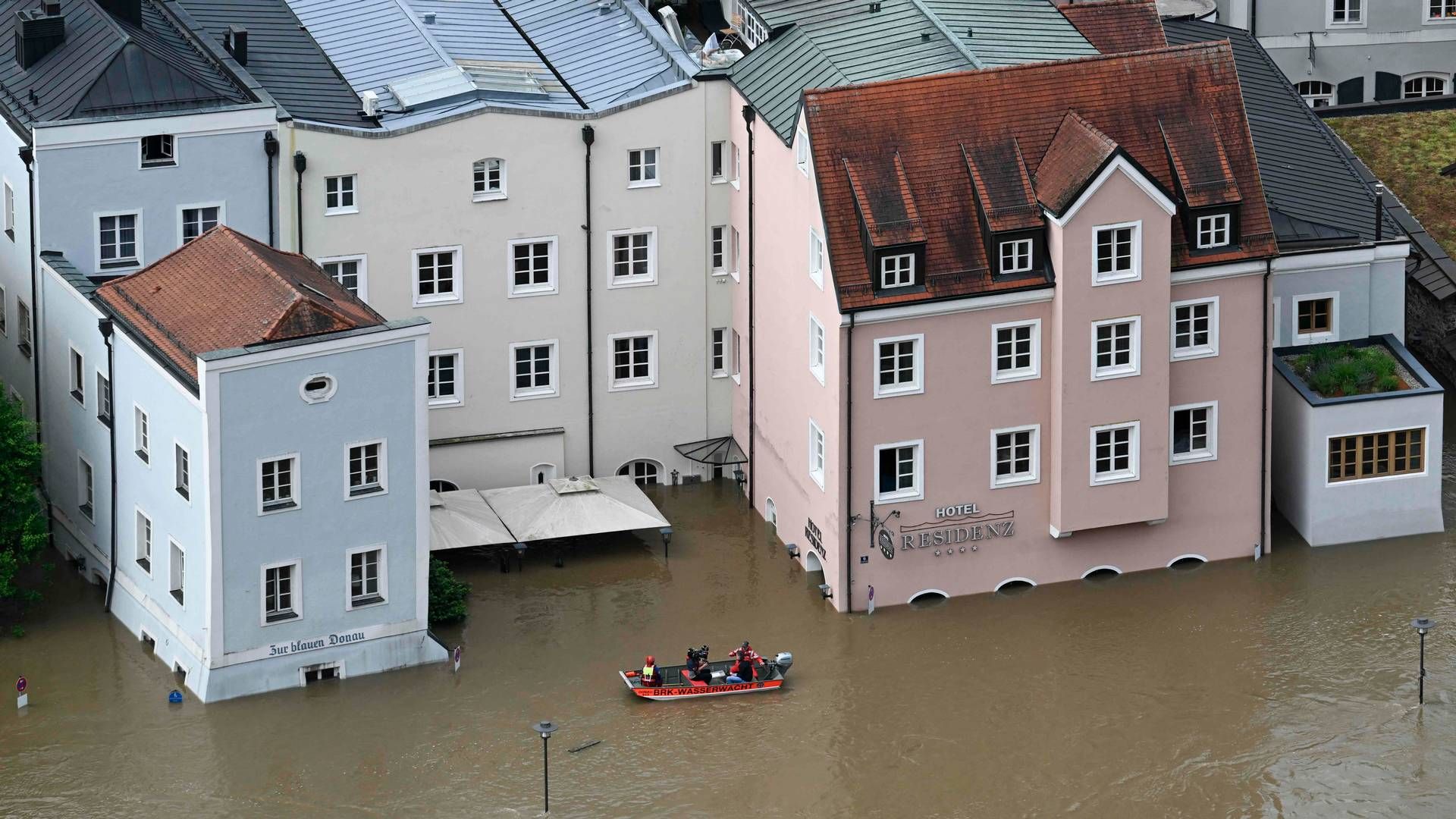 Voldsom regn i Sydtyskland har fået floderne til at gå over deres breder - her i byen Passau i Bayer. Også Rhinen skaber oversvømmelser, og skibstrafikken er indstillet på Rhinen i det sydlige Tyskland. | Foto: Michaela Stache/AFP/Ritzau Scanpix
