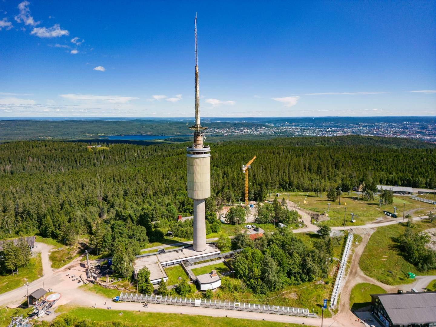 SPLEISELAG: Det 118 meter høye tårnet som nå er lagt ut for salg i det åpne markedet, ble bygget i 1962 som et spleiselag mellom Oslo kommune, Forsvarets fellessamband, Telegrafverket og NRK. Kommunen har hele tiden stått som eier, men etter at Telenor-eide Norkring pakket ned sendere og mottakere i 2018, har det ikke vært drift i tårnet. | Foto: Tor Erik Schrøder / NTB