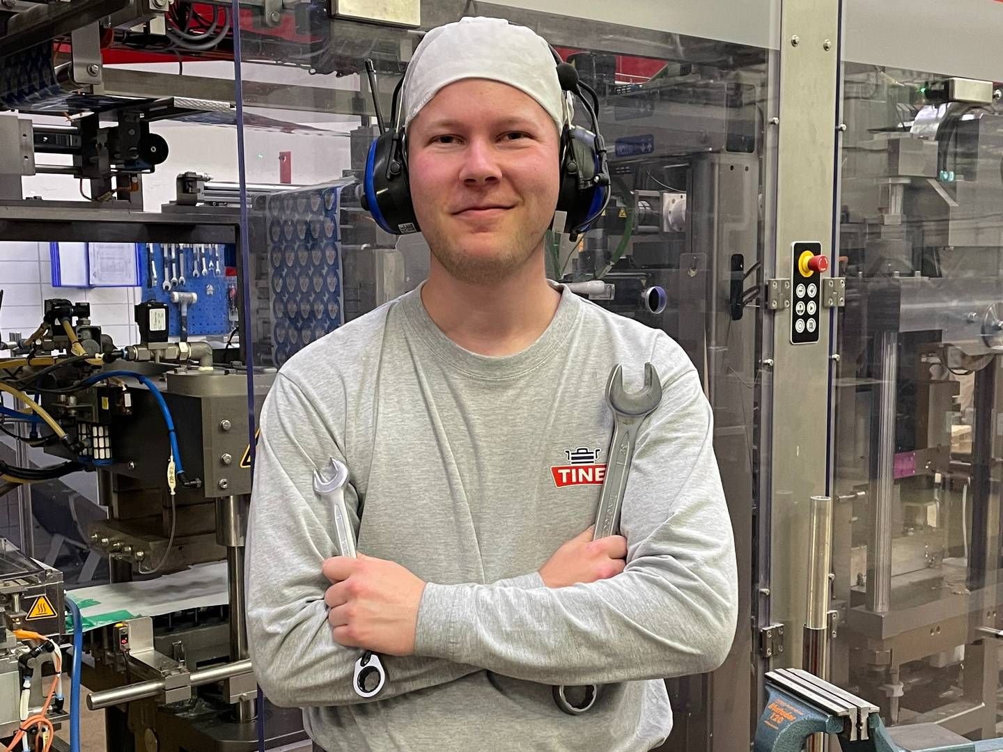 20 år gamle Ulrik Sirhaug Johnstad er glad i jobben sin som automatiker for Tine i Brumunddal. | Foto: Tine SA