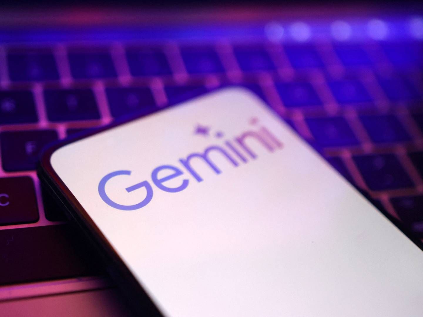 ”I Android-versionen er Gemini integreret på den måde, at man kan tilgå den som et et lag oven på skærmen direkte i andre apps. I iOS skal du sideløbende med arbejdet i andre apps ind i Gemini- eller Google-appen," siger Jesper Vangkilde, der er kommunikationschef for Google Danmark.