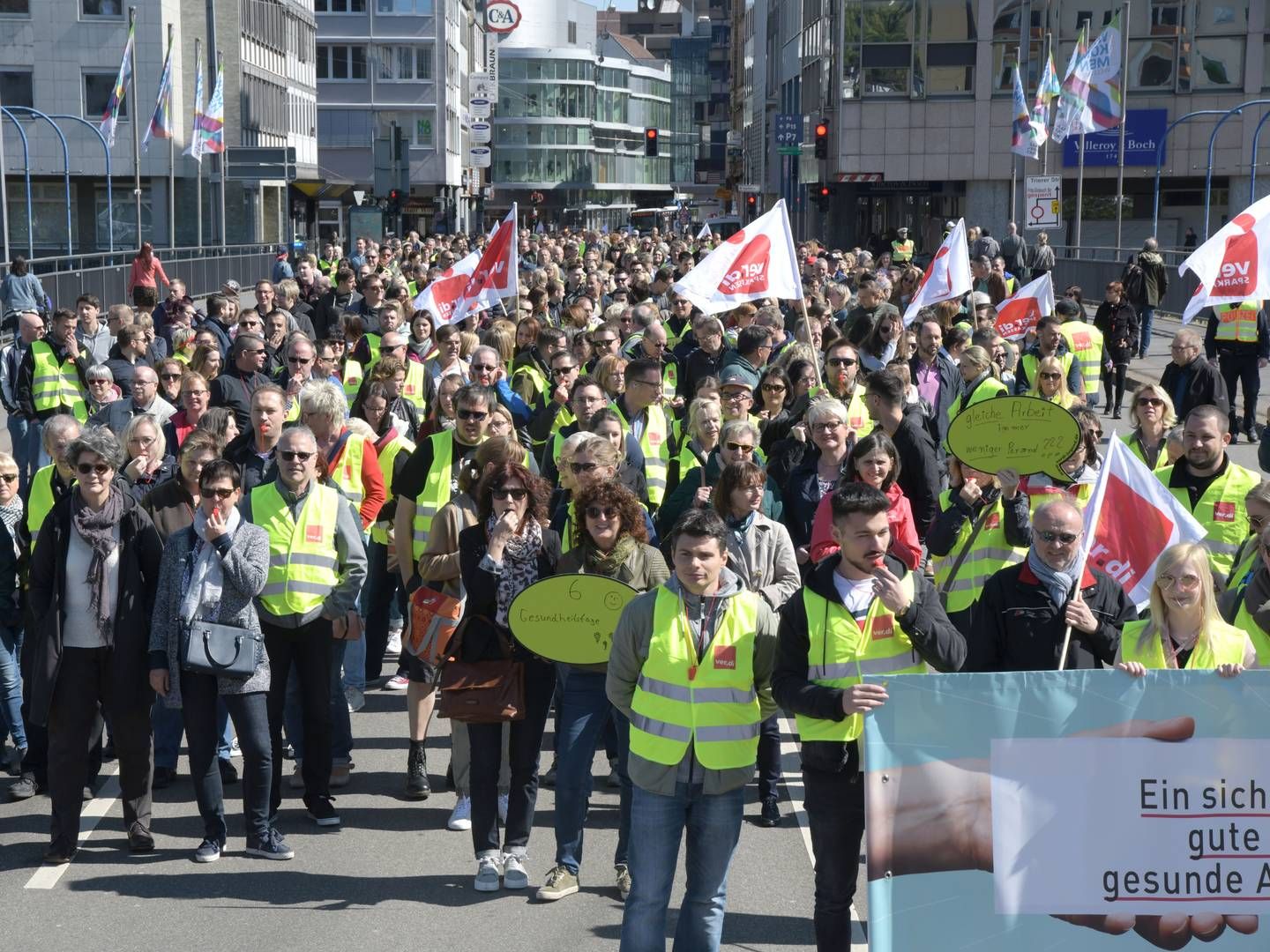 Streiks, wie hier im Jahr 2019, wollen Arbeitgeber und Gewerkschaft Verdi bei der diesjährigen Tarifrunde möglichst vermeiden. | Photo: picture alliance / BeckerBredel | BeckerBredel