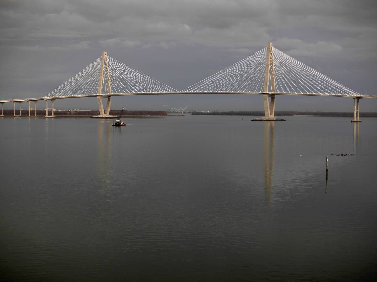 Arthur Ravenel Jr. Bridge i Charleston, South Carolina, blev lukket i flere timer onsdag af frygt for mulig kollision med MSC-skib.