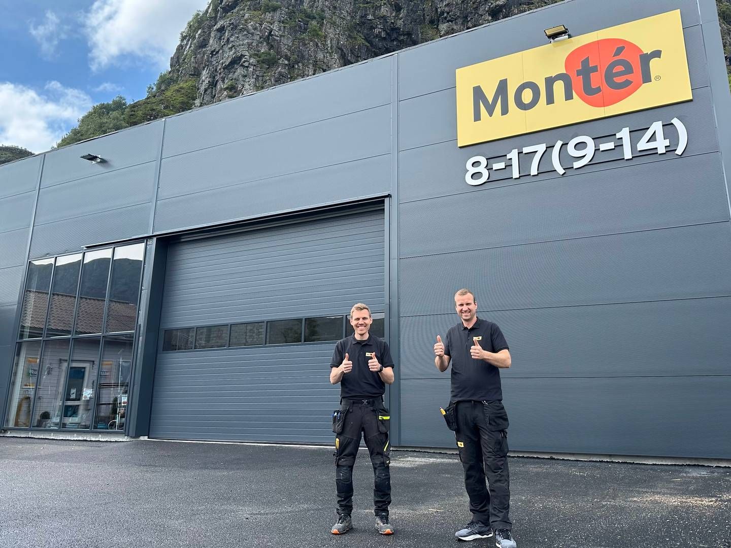 STØRRE VAREHUS: Daglig leder i Montér Måløy, Kaj Gangsø og Kephas Kalisch foran det nye varehuset, som åpnet torsdag. | Foto: Montèr
