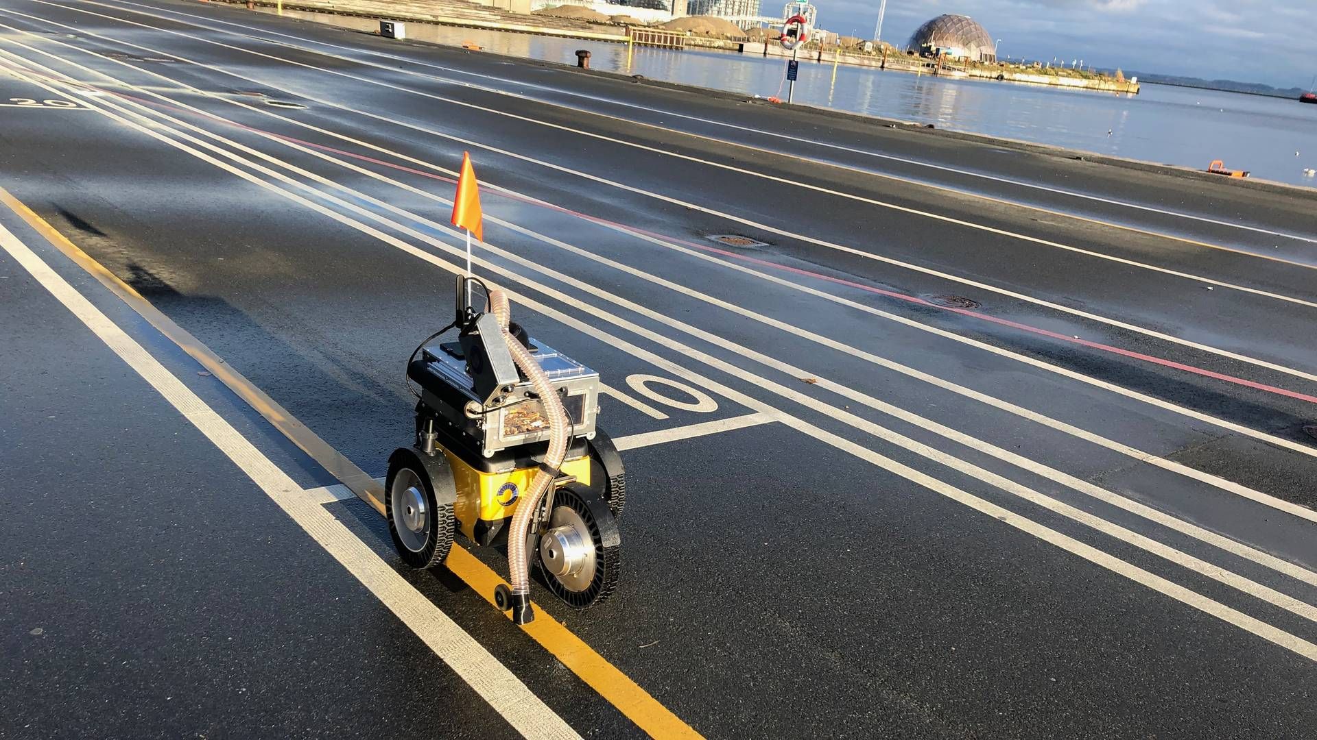 Aarhus Kommunes forsøg med en en selvkørende robot, som samler cigaretskodder op. | Foto: Aarhus Kommune / PR