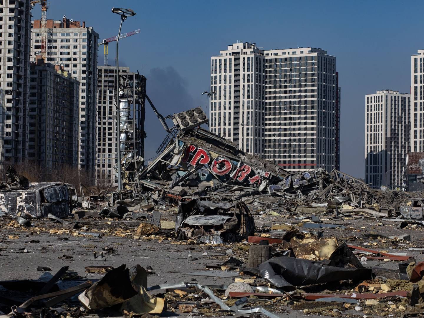 Auch die ukrainische Hauptstadt Kiew wird immer wieder bombardiert, hier nach einem Angriff am 24. März 2022. | Foto: picture alliance / abaca | Morel-Fort Thomas/ABACA