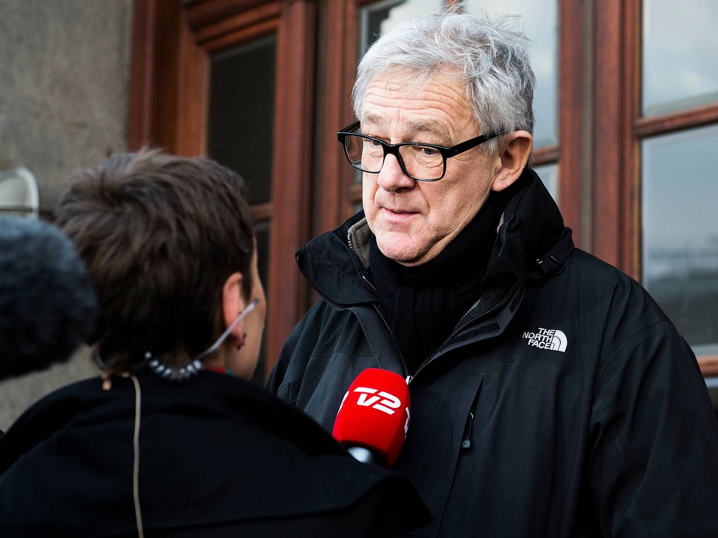 Thorkild Høyer taler med journalister i 2012, hvor han var forsvarer i sag, hvor fem mænd var tiltalt for terror. De blev alle frikendt. | Foto: Jesper Mortensen