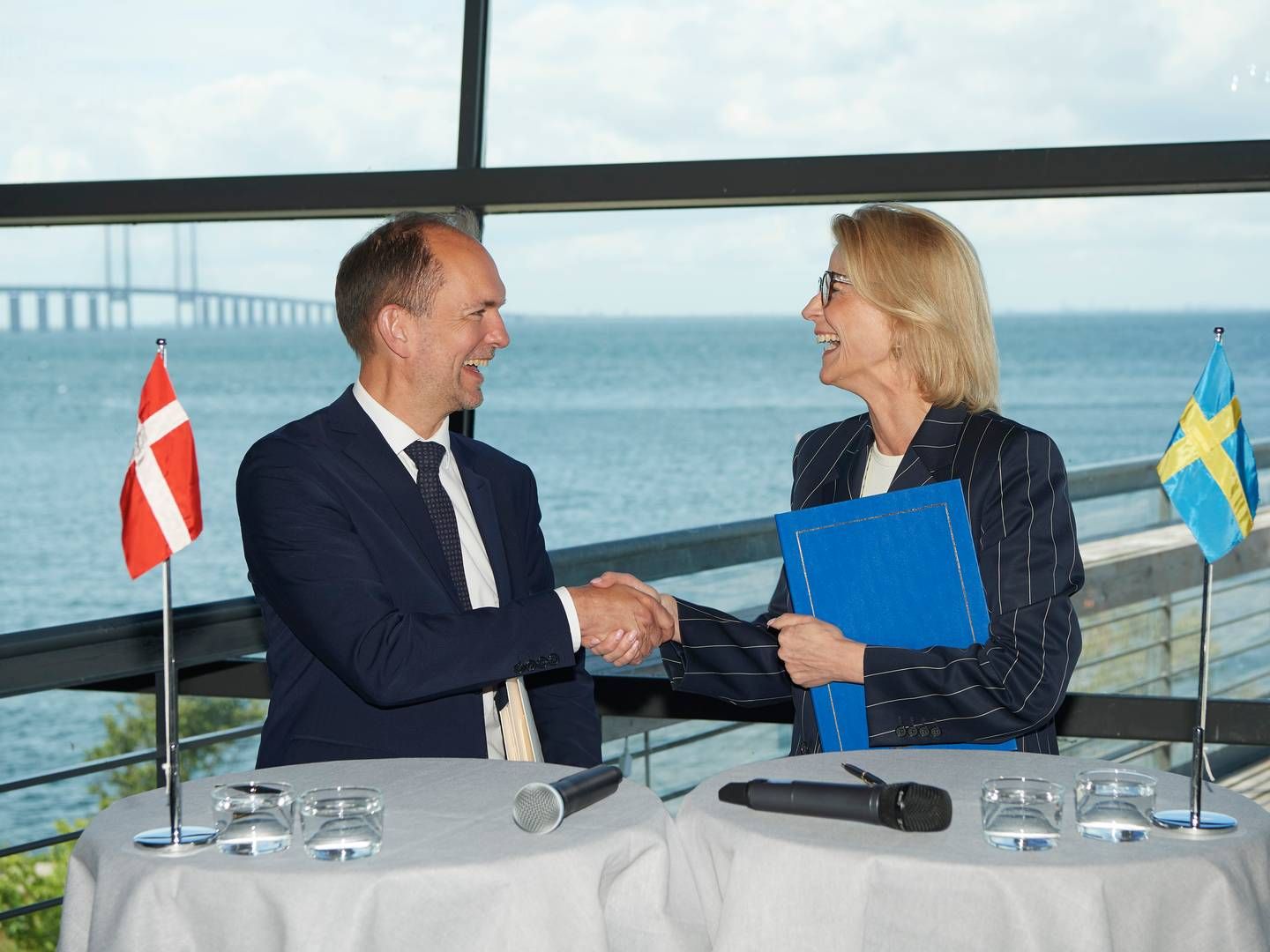 Skatteminister Jeppe Bruus (S) og Sveriges finansminister Elisabeth Svantesson underskrev mandag ny Øresundsaftale.