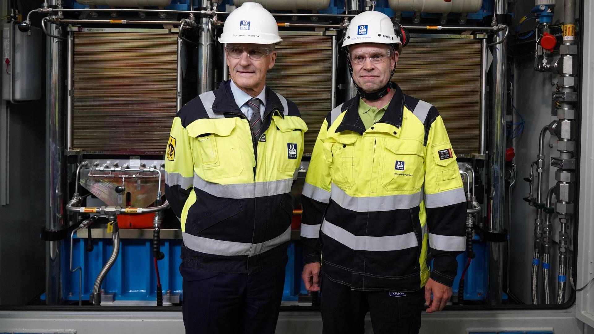 Statsminister Jonas Gahr Støre (Ap) og konsernsjef Svein Tore Holsether under mandagens offisielle åpningen av Yaras nye hydrogenanlegg på Herøya. | Foto: Ole Berg-Rusten / NTB