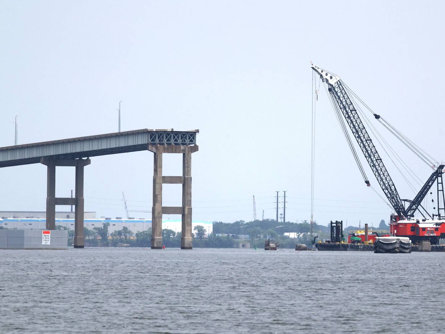 I marts styrtede broen Francis Scott Key Bridge sammen, efter at den var blevet påsejlet af et containerskib. Siden har myndighederne arbejdet intenst for at få genåbnet kanalen. | Foto: Mpi34/AP/Ritzau Scanpix