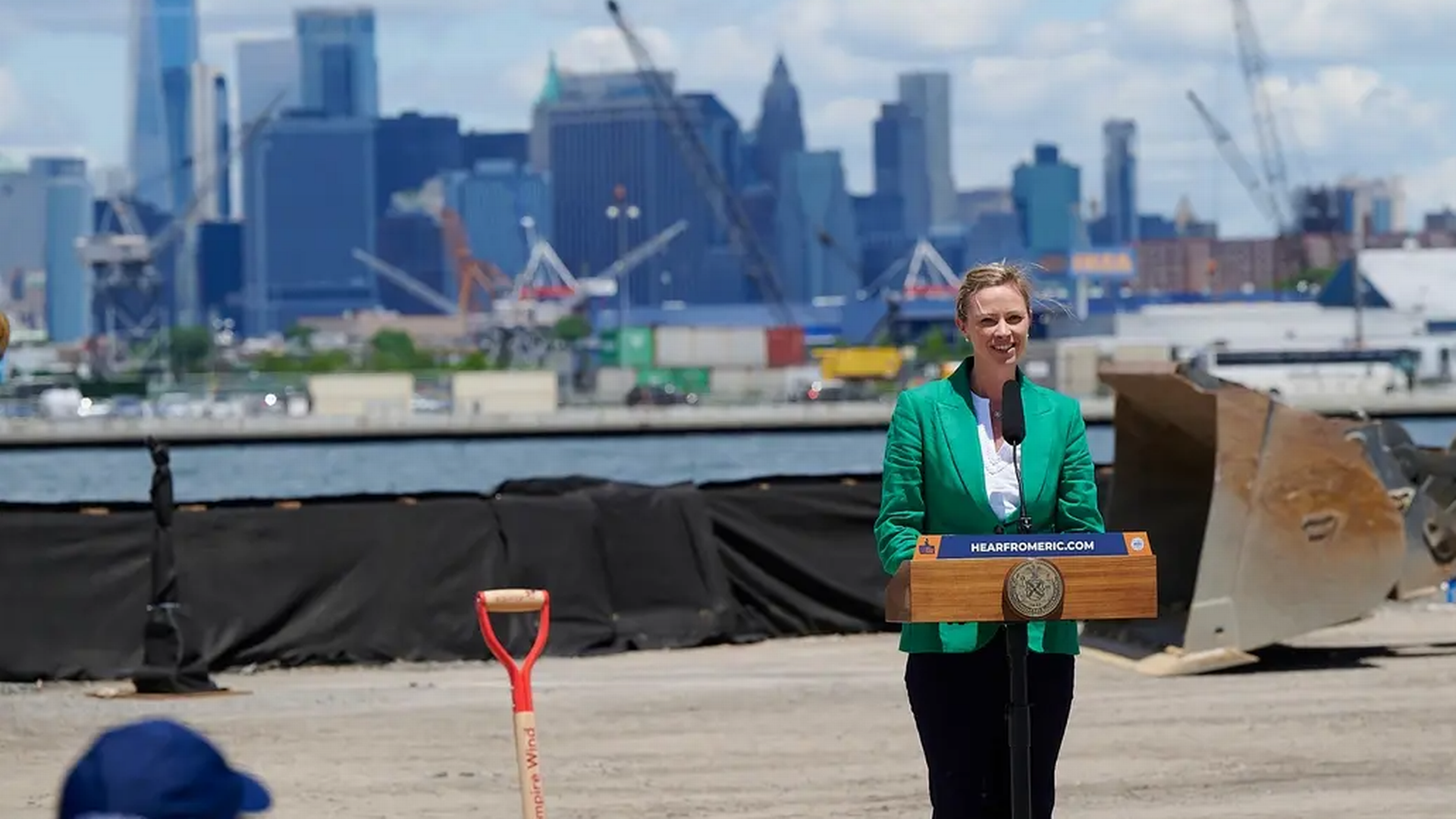Molly Morris. er direktør for Equinor Renewables Americas. Her står hun ved det som blir South Brooklyn Marine Terminal (SBMT) i New York. | Foto: Tiger Stripe Media