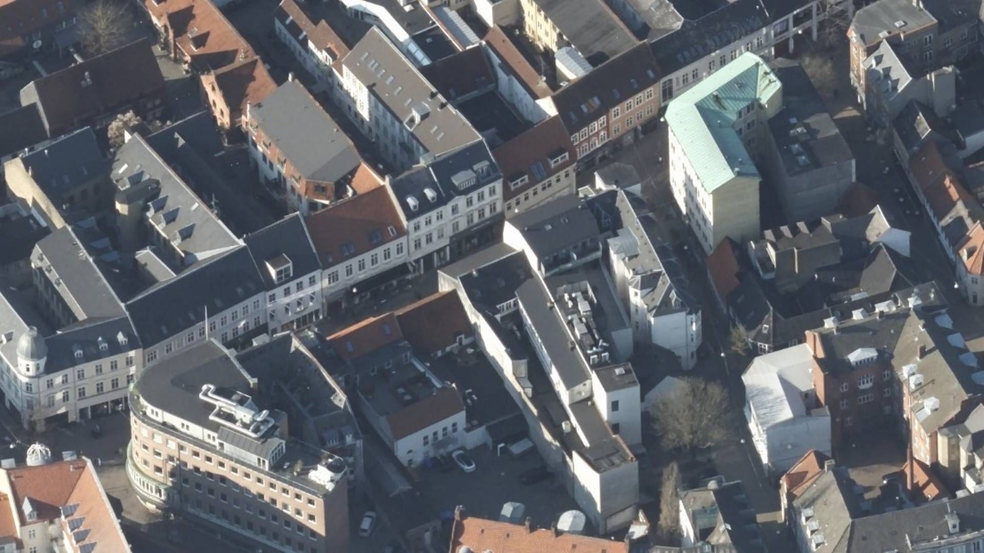 Ejendommen Vestergade 49 i Odense ses midt i billedet øverst, hvor den dengang gule bygning med passage til bygningen bagved nu er istandsat. | Foto: Styrelsen for Dataforsyning og Infrastruktur
