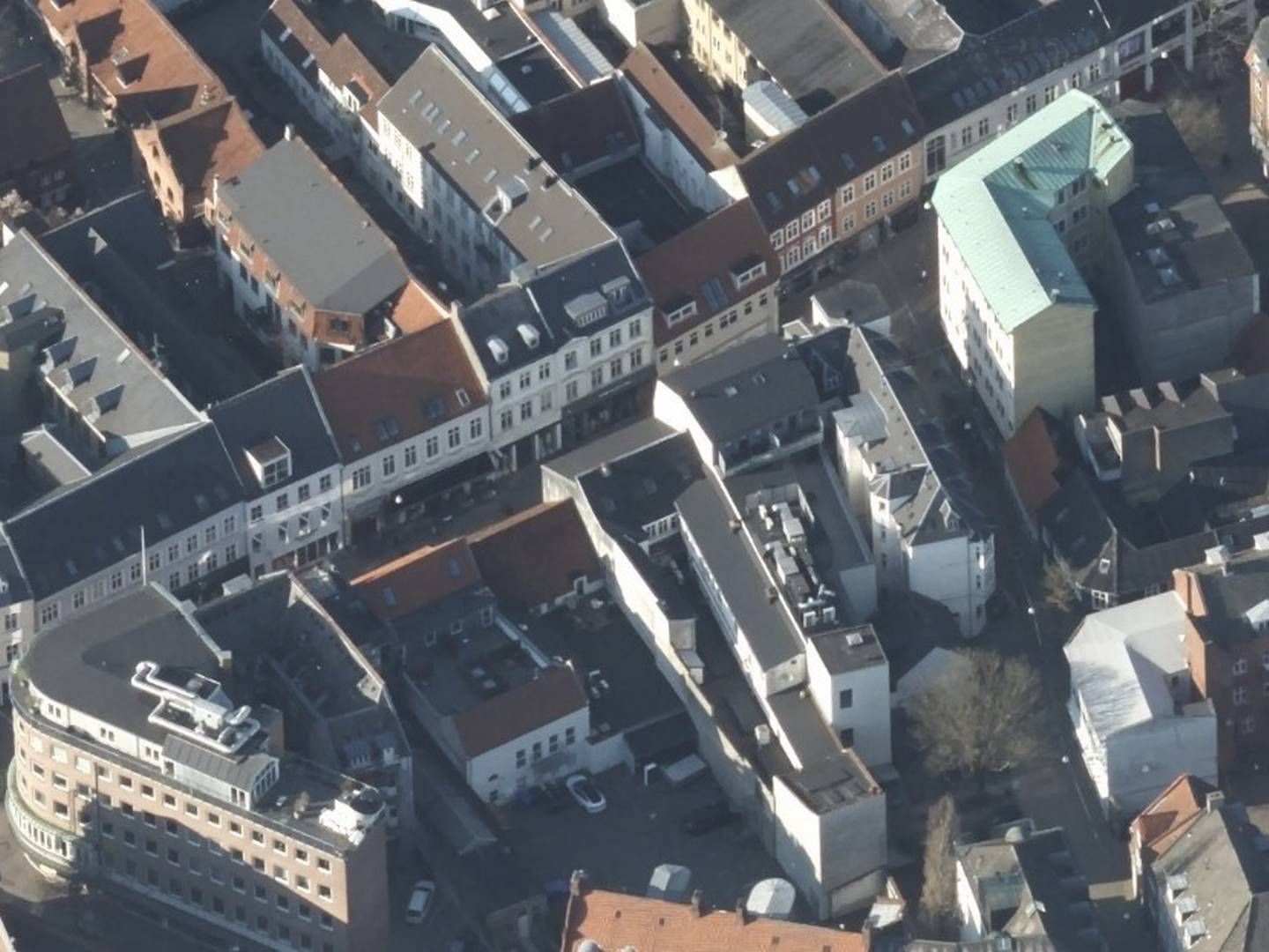 Ejendommen Vestergade 49 i Odense ses midt i billedet øverst, hvor den dengang gule bygning med passage til bygningen bagved nu er istandsat. | Foto: Styrelsen for Dataforsyning og Infrastruktur
