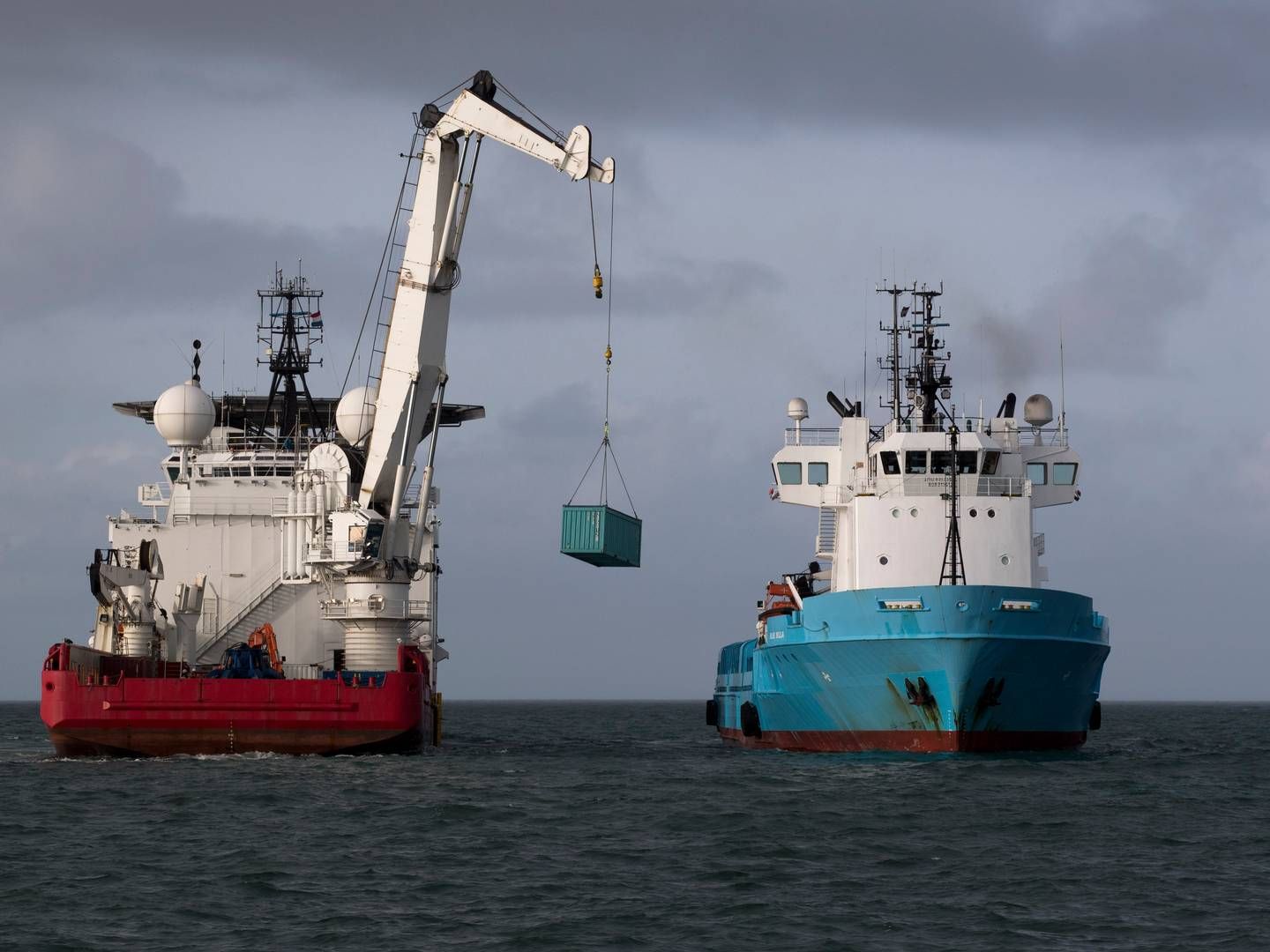 På billedet ses bjærningsarbejdet efter, at et skib har tabt containere ud for Hollands nordvestlige kyst. | Foto: Peter Dejong/AP/Ritzau Scanpix