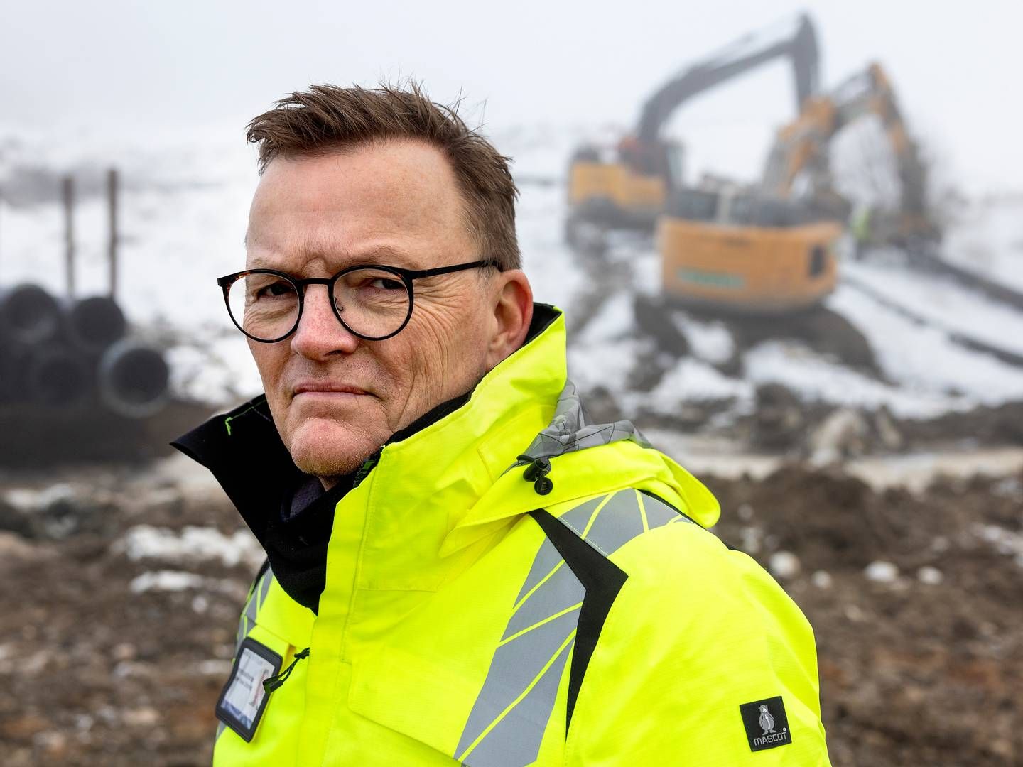 Kommunaldirektør Jesper Kaas Schmidt ved grunden i Ølst syd for Randers, hvor jordskreddet har hærget. | Foto: Finn Frandsen