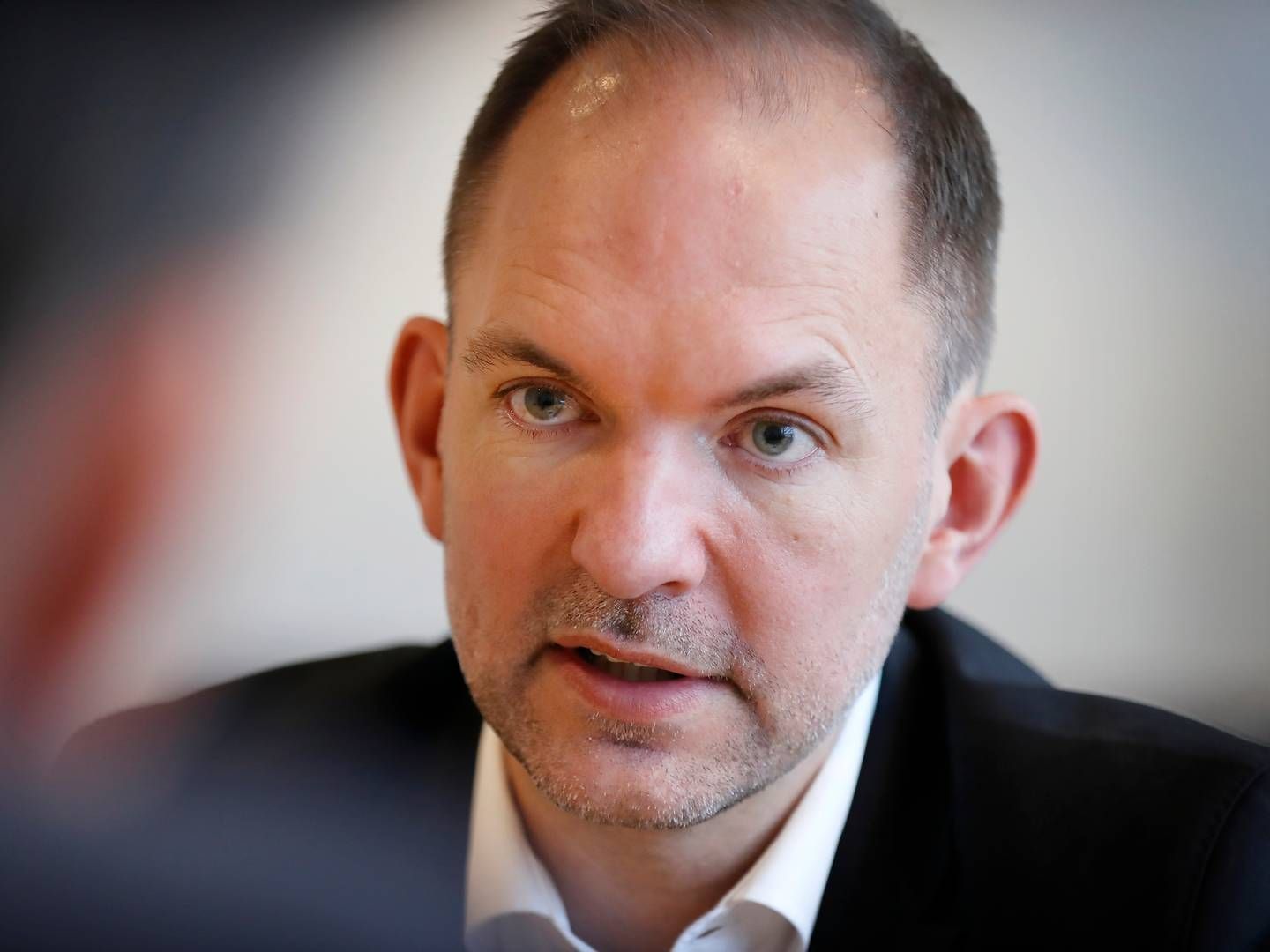 Skatteminister Jeppe Bruus (S) reagerer på kritik af, at uforståelige afgiftsregler straffer solcelle- og elbilejere. | Foto: Jens Dresling
