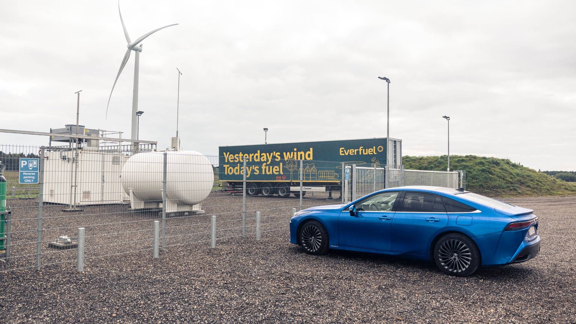 Siemens Gamesa's demonstration plant near Brande, where visitors can see how green hydrogen is produced. Everfuel makes green hydrogen that can be filled directly into the tank of a hydrogen car like this Mirai. | Photo: Anders Holst Pedersen