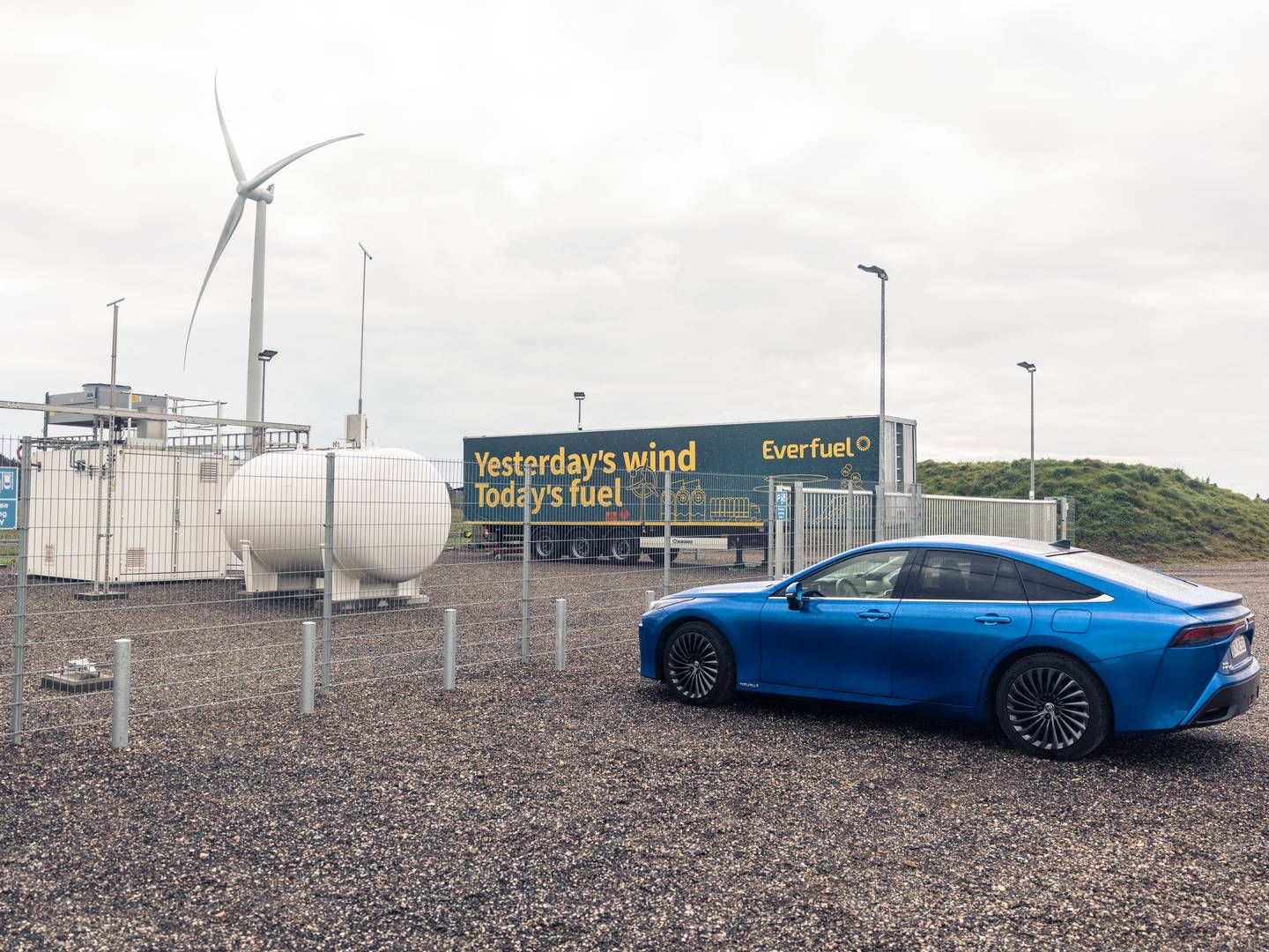 Siemens Gamesa's demonstration plant near Brande, where visitors can see how green hydrogen is produced. Everfuel makes green hydrogen that can be filled directly into the tank of a hydrogen car like this Mirai. | Photo: Anders Holst Pedersen