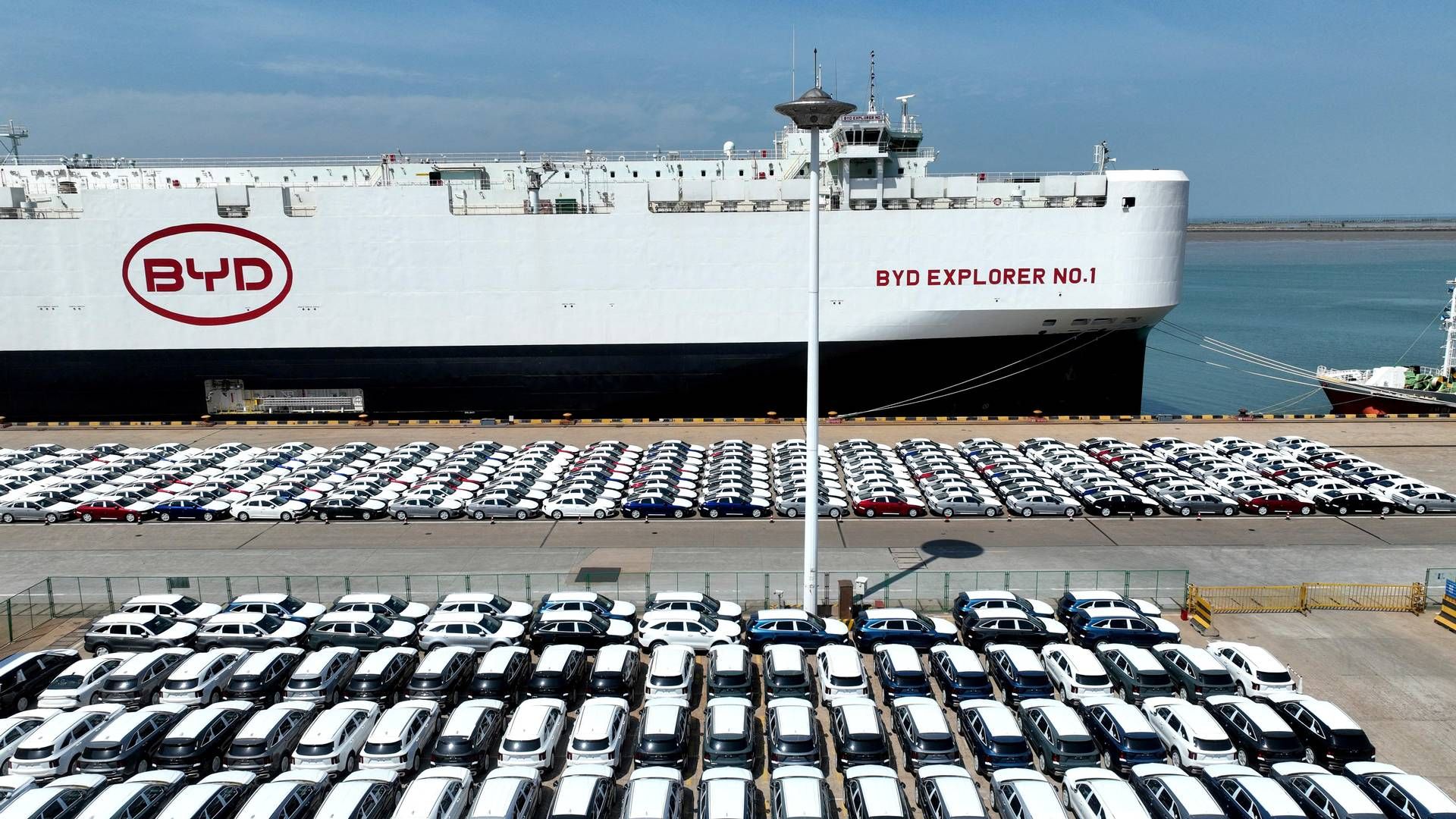 Kinesiske elbiler fra producenten BYD venter på at blive eksporteret fra en havn i Kina. | Foto: China Daily/Reuters/Ritzau Scanpix