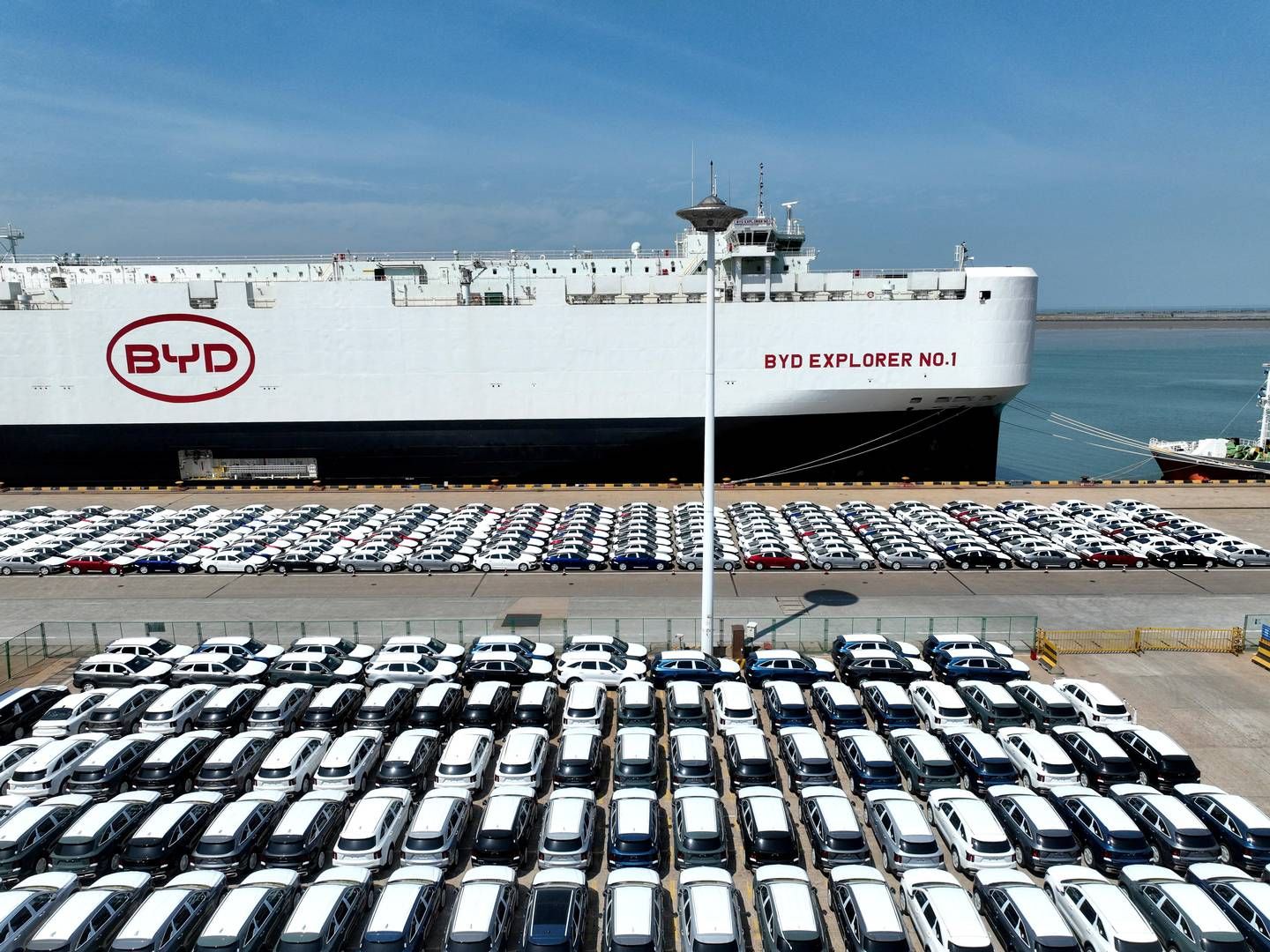 Kinesiske elbiler fra producenten BYD venter på at blive eksporteret fra en havn i Kina. | Foto: China Daily/Reuters/Ritzau Scanpix