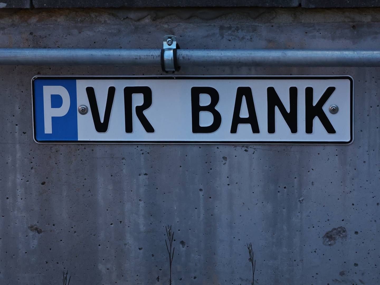 Ein Schild lädt zum Parken auf dem Stellplatz der VR-Bank Bad Salzungen Schmalkalden ein. | Foto: picture alliance/dpa | Bodo Schackow