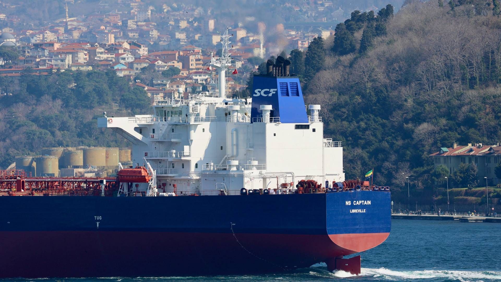 Den Gabon-flagede råolietanker NS Captain, der ejes af Ruslands førende tankskibsgruppe Sovcomflot, sejler gennem Bosporus | Foto: Yoruk Isik/Reuters/Ritzau Scanpix