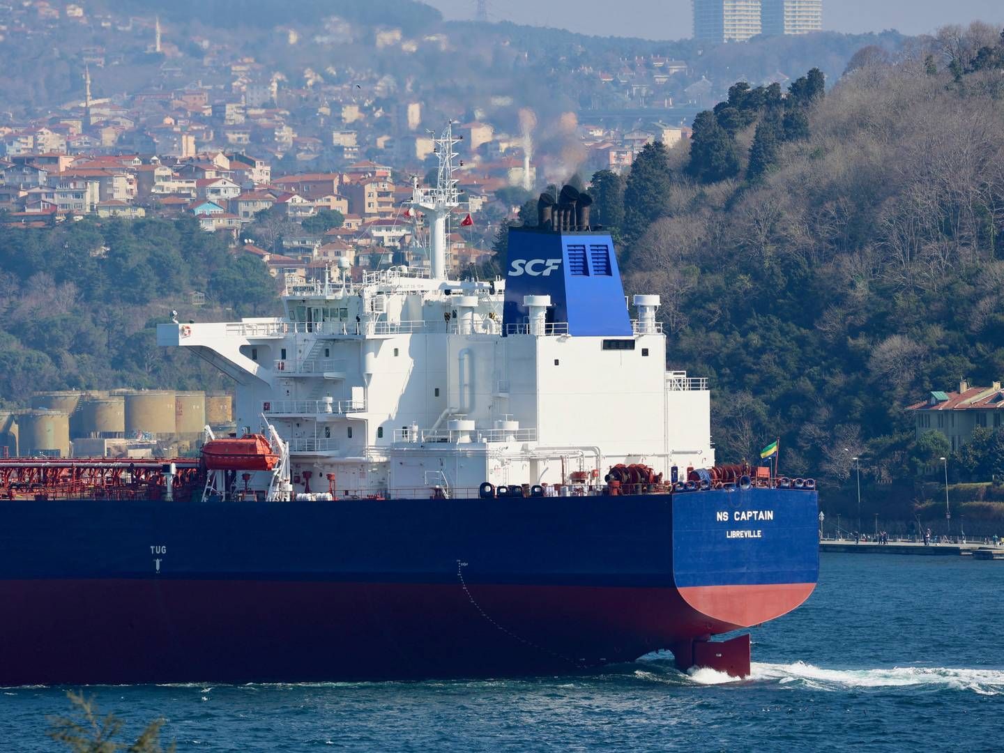 The Gabon-flagged crude tanker NS Captain, owned by Russia's leading tanker group Sovcomflot, sails through the Bosphorus. | Foto: Yoruk Isik/Reuters/Ritzau Scanpix
