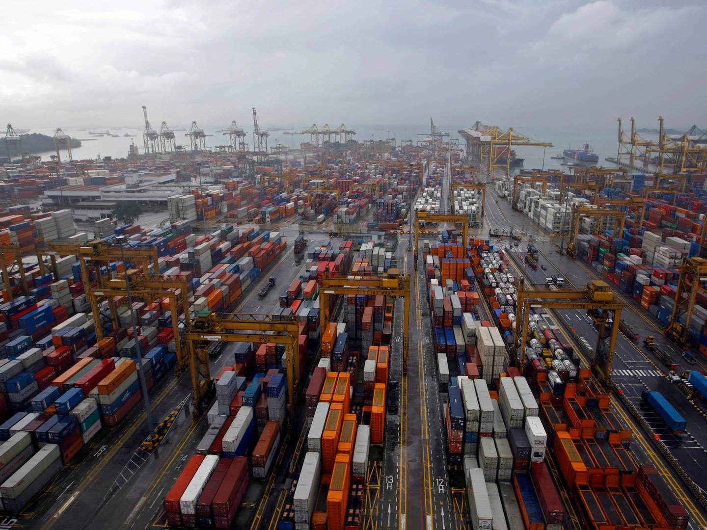 Omkring 44 containerskibe måtte vente i fire dage ud for bystaten i sidste måned. I januar lå det tal på blot 14 skibe, ifølge Drewry-data, skriver Bloomberg. | Foto: Nicky Loh/Reuters/Ritzau Scanpix